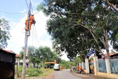 Khởi công công trình 'Thắp sáng vùng biên' ở Đắk Lắk