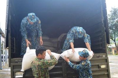 Sư đoàn Không quân 372 vận chuyển hàng cứu trợ người dân Phước Sơn
