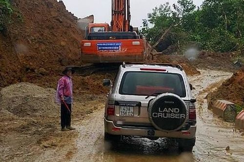 Mưa lũ tiếp tục chia cắt một số địa phương