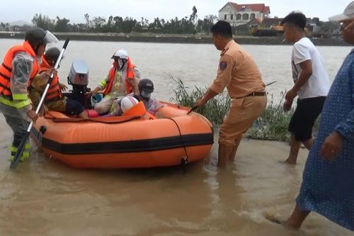 Khẩn cấp cứu dân trong lũ