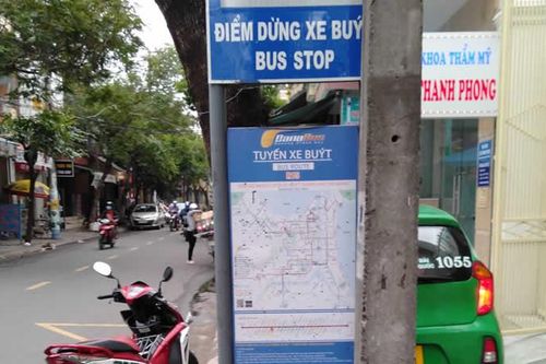 Cần dời điểm dừng xe buýt trước cổng Trường Tiểu học Điện Biên Phủ