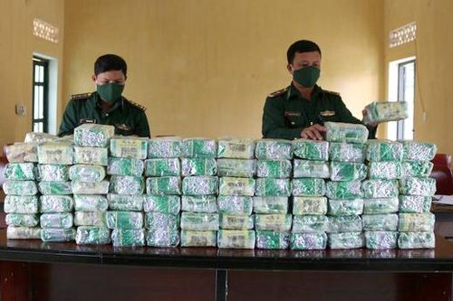 Vứt 'đá' thoát thân