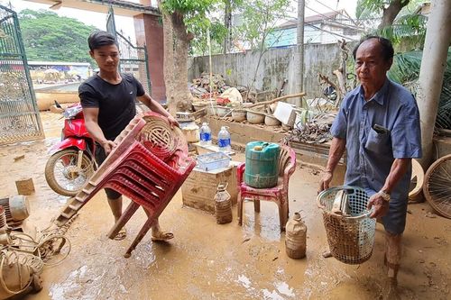 Tình đồng bào trong cơn lũ dữ