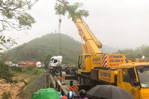 Ôtô tự tông vào lan can, giao thông ùn tắc hàng km trên quốc lộ 9