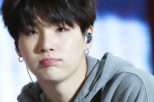 Suga viết tâm thư chia sẻ về việc chấn thương vai phải khiến fan xúc động