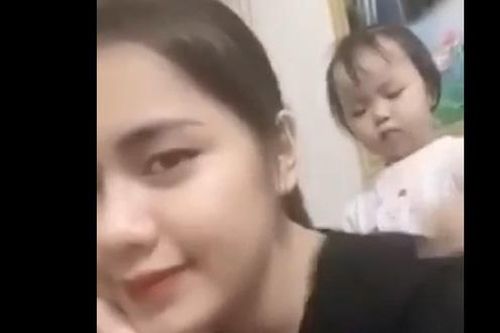 Hình ảnh bé Sunny xoa lưng cho vợ Quế Hải khiến fan hào hứng vô cùng