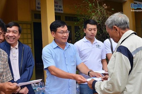 Báo Gia Lai trao quà hỗ trợ người dân bị thiệt hại do bão lũ tại Quảng Ngãi