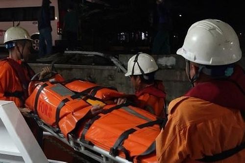 Vượt sóng biển xuyên đêm đưa ngư dân bị tai biến vào đất liền