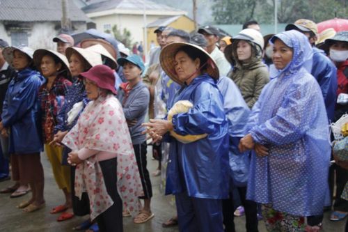 Dọc đường cứu trợ: Nghĩa tình Ba Lòng