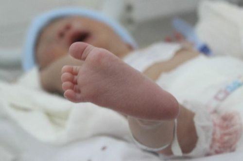 Bé 6 tháng tuổi chết ngạt do kẹt khe nệm và tường