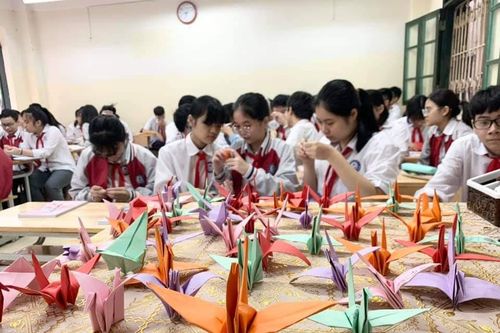 Những cánh hạc giấy đồng hành cùng học sinh miền Trung vượt lũ đến trường