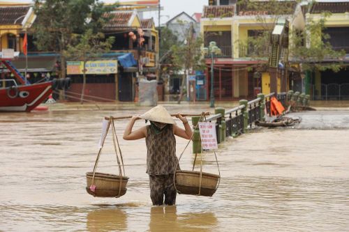 Nước lũ bủa vây nhiều tuyến đường ở phố cổ Hội An