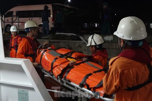 Cấp cứu kịp thời ngư dân bị tai biến khi đang đánh bắt trên biển