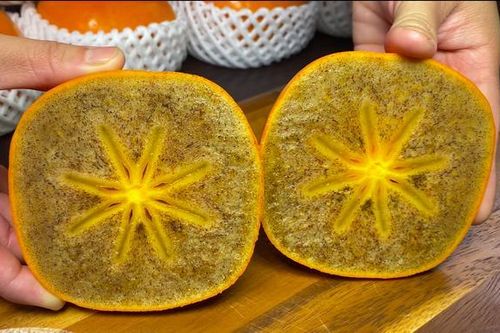 Thị trường ngày 7/11: Mực xà khổng lồ, hồng Nhật Bản ruột đen socola gây sốt