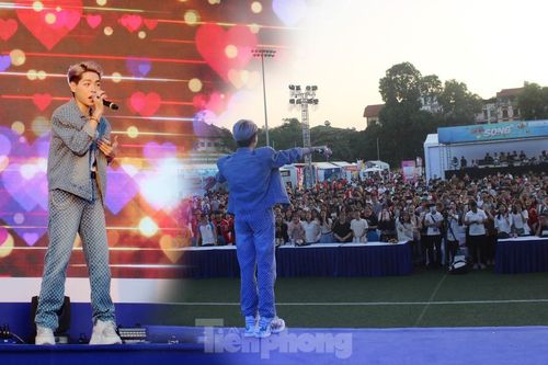 Phát 'sốc' với lượng sinh viên 'đổ bộ' Sóng Festival xem Đức Phúc biểu diễn
