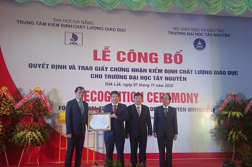 Đại học lớn nhất Tây Nguyên được trao chứng nhận kiểm định chất lượng