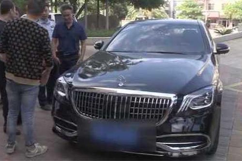 Mercedes-Maybach S-Class bị cào xước sơn vì đỗ chắn cửa hàng thịt