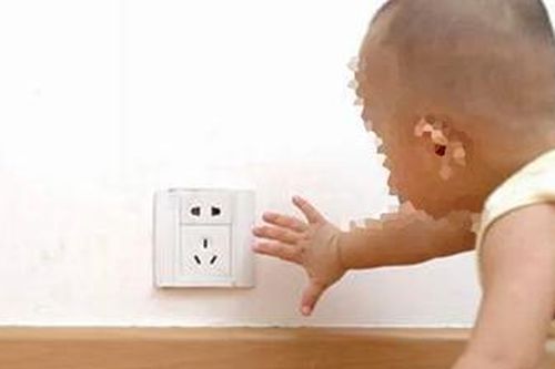 Bé trai 2 tuổi tử vong trên kệ võng, nghi bị điện giật