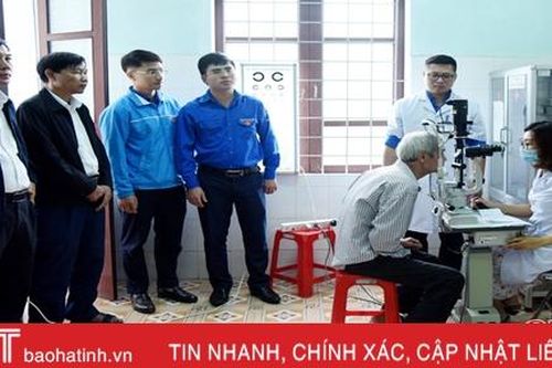 Khám, cấp phát thuốc, tặng quà cho người dân vùng lũ Hà Tĩnh
