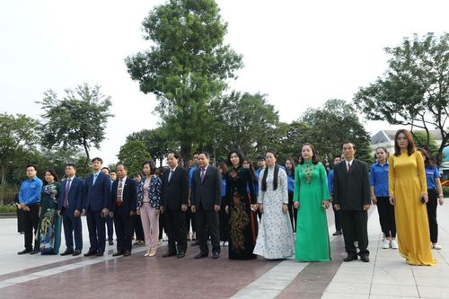 Dâng hoa tưởng niệm lãnh tụ Lenin nhân kỷ niệm Cách mạng tháng Mười