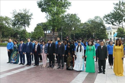 Lãnh đạo thành phố Hà Nội dâng hoa tưởng niệm lãnh tụ V.I.Lenin