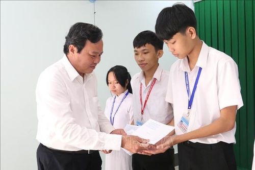 Trao 350 suất học bổng tặng học sinh vượt khó học giỏi