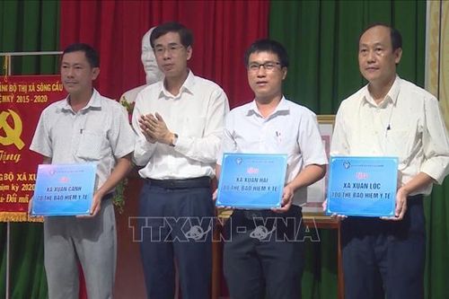 Trao tặng thẻ Bảo hiểm y tế cho người dân chịu thiệt hại do bão số 9 tại Phú Yên