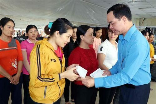 Tổng Liên đoàn Lao động Việt Nam hỗ trợ người lao động, nhân dân vùng lũ Hà Tĩnh
