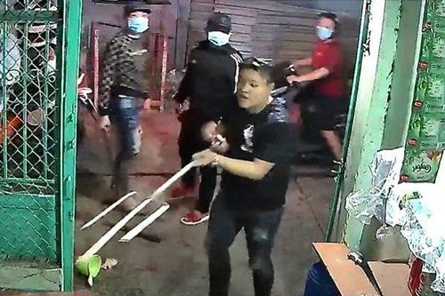 Truy bắt nhóm côn đồ hung hãn truy sát người đàn ông trước cửa nhà