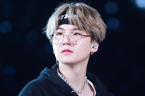 Suga phẫu thuật chấn thương, không thể comeback cùng BTS