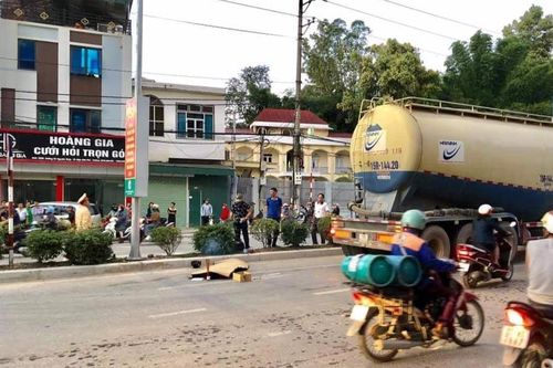 Ô tô đầu kéo cuốn xe máy vào gầm, nam sinh lớp 10 tử vong thương tâm