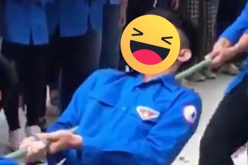 Nam sinh với khuôn mặt 'không cảm xúc' khi tham gia kéo co ở trường khiến cư dân mạng bật cười
