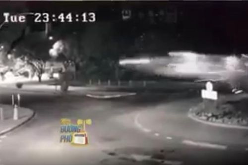 Clip: Kinh ngạc cảnh xe ô tô tóe lửa, bay vút qua ngã tư như phim hành động
