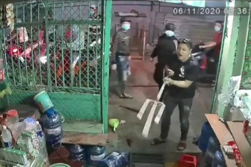 Đứng trước cổng bấm điện thoại, chủ nhà bất ngờ bị nhóm côn đồ xông tới truy sát