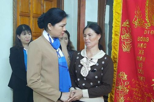 Chủ tịch Hội LHPN Việt Nam thăm hỏi thân nhân liệt sĩ, phụ nữ, trẻ em bị ảnh hưởng bởi bão lụt ở Quảng Trị