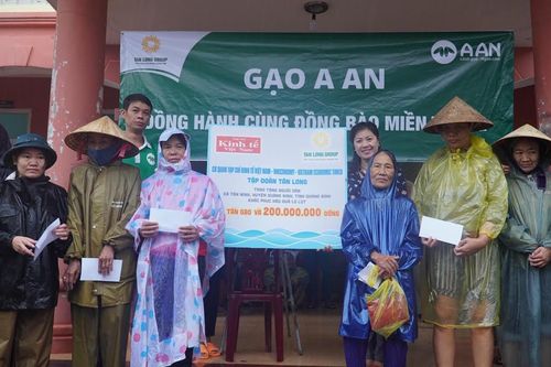 Tạp chí Kinh tế Việt Nam và Tập đoàn Tân Long tặng quà cho bà con vùng lũ