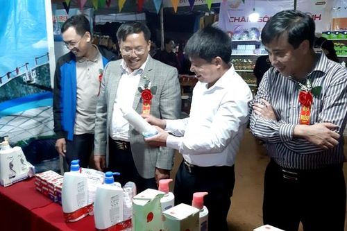 Đưa hàng Việt về Nậm Pồ