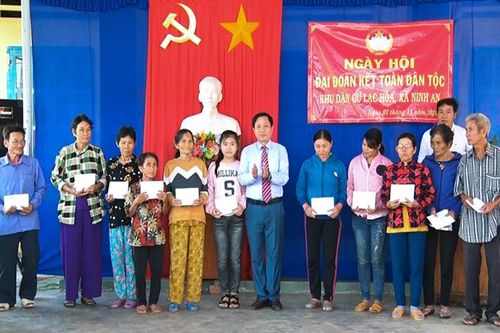 Lãnh đạo tỉnh Khánh Hòa tham dự ngày hội đại đoàn kết toàn dân tộc tại Ninh Hòa