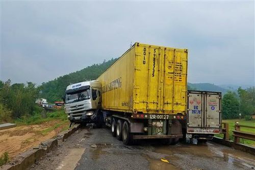 Tuyến Quốc lộ 9 ách tắc hàng giờ do ô tô tải tự gây tai nạn