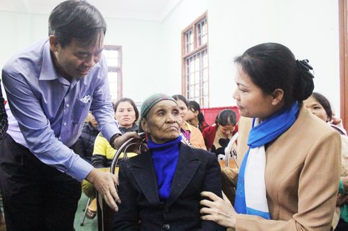 Chủ tịch Hội Liên hiệp Phụ nữ Việt Nam Hà Thị Nga thăm, hỗ trợ người dân Quảng Trị bị ảnh hưởng do lũ lụt