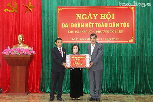 Đồng chí Bí thư tỉnh ủy dự Ngày hội Đại đoàn kết toàn dân tộc khu dân cư phường Tô Hiệu