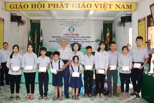 Phân ban GĐPT T.Ư tặng quà lam viên ở miền Trung