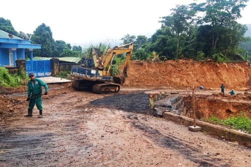 Quảng Trị: Khắc phục những điểm hư hỏng để đảm bảo giao thông trong mưa lũ