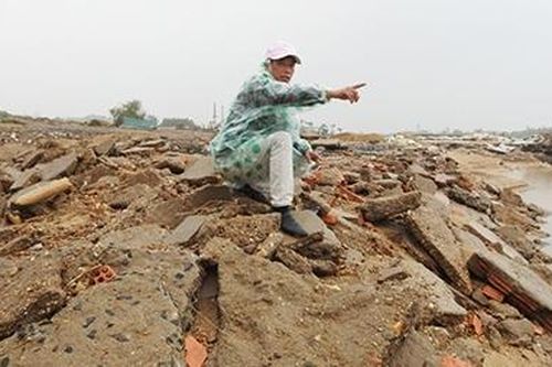 Doanh nghiệp ngang nhiên hút cát bờ sông sau lũ lụt