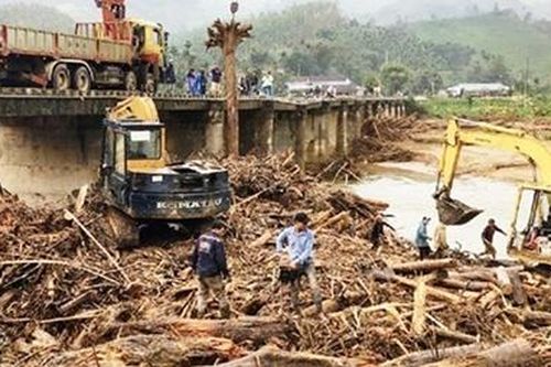 Lũ cuốn gỗ rừng trôi về dày đặc chân cầu Nước Bua