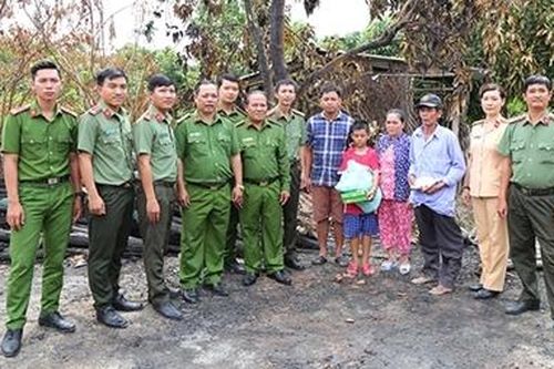 Công an Sóc Trăng thăm hỏi, động viên gia đình cán bộ Công an bị cháy nhà