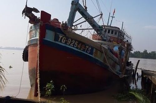 Đâm chết bạn nhậu trên tàu cá