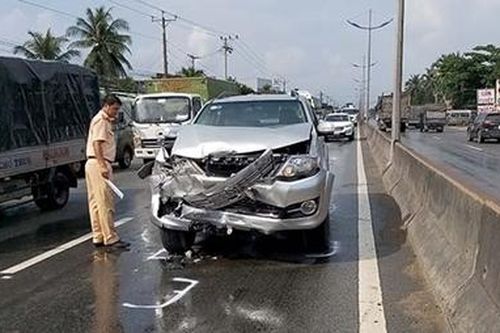 Va chạm liên hoàn trên đường dẫn cao tốc TP HCM - Trung Lương