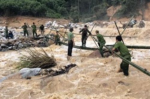 Công an làm cầu tạm qua dòng nước xiết vào vùng bị cô lập