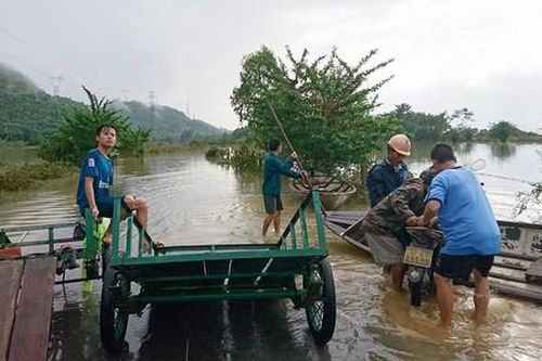 Cố vượt qua đường ngập, 2 người đàn ông bị nước cuốn trôi, 1 người mất tích